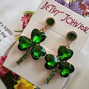 ☘️ Betsey Johnson NEW sparkling green crystal clover earrings ☘️